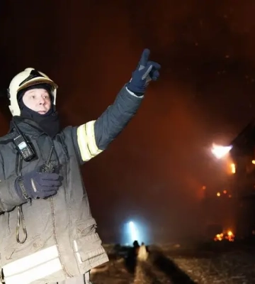 У Харкові російський дрон влучив у газогін, у місті спалахнула масштабна пожежа