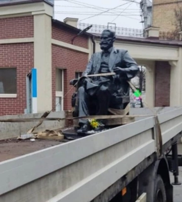 У Києві демонтували пам'ятник російському вченому Івану Павлову