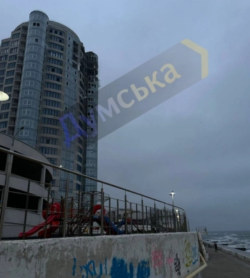 росія атакувала Одесу безпілотниками та ракетою, постраждала багатоповерхівка біля моря