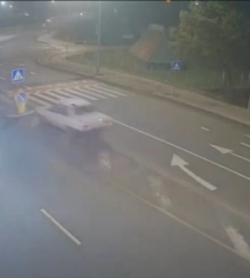 У Луцьку Audi знесла тумбу на «острівці безпеки» (відео)
