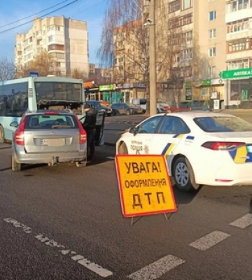 Біля «Там-таму» легковик влупився в рейсовий автобус 