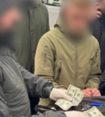 1000 доларів за фіктивну повістку: на Одещині 24-річного працівника ТЦК викрили на хабарництві