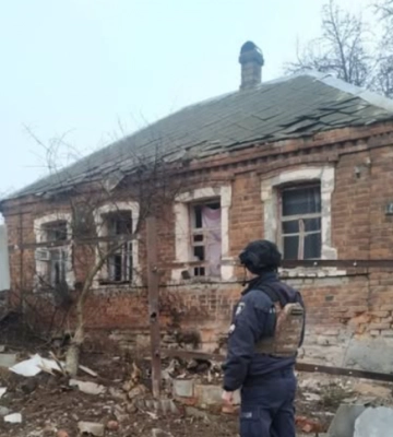 Российские захватчики из артиллерии ударили по Константиновке: поврежден дом