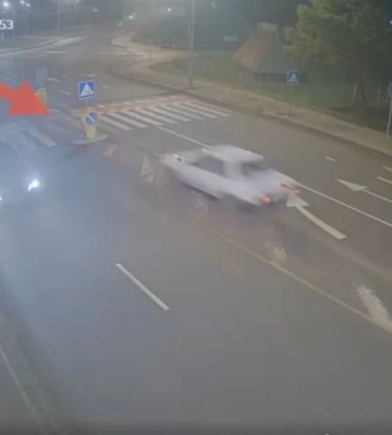 У Луцьку Audi знесла тумбу на «острівці безпеки» (відео)