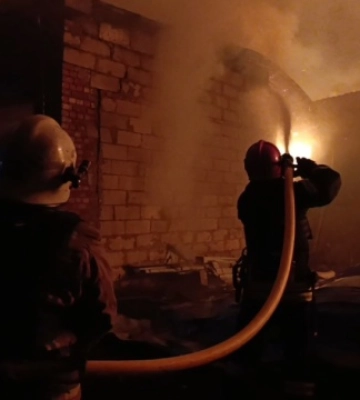 У Сумському районі триває ліквідація масштабної пожежі, яку спричинив ворожий удар