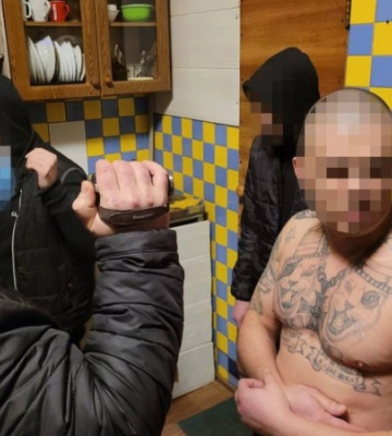 Передавали наркотики до Київського СІЗО й тероризували його утриманців: правоохоронці затримали угруповання