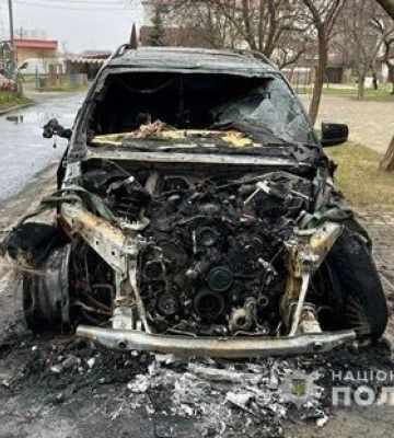 В Одесі затримано двох молодиків, які підпалили автомобіль на замовлення. ФОТО