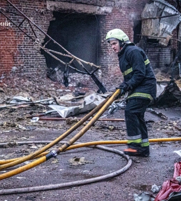 Мер Харкова повідомив про влучання та пожежу в одному з районів