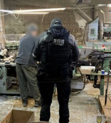 Продавали цигарки під логотипами відомих брендів: у Чернівецькій області викрито підпільну тютюнову фабрику з обсягом виробництва 50 000 пачок на добу, - Нацполіція. ФОТОрепортаж