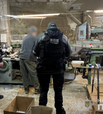 Продавали цигарки під логотипами відомих брендів: у Чернівецькій області викрито підпільну тютюнову фабрику з обсягом виробництва 50 000 пачок на добу, - Нацполіція. ФОТОрепортаж