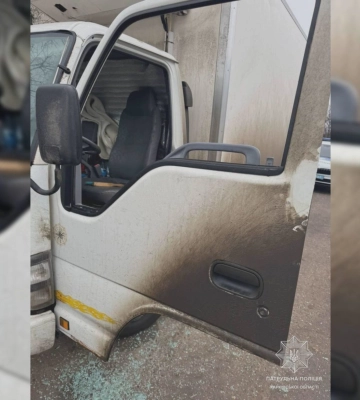 Патрульні Харкова розшукали чоловіка, який розбив скло в чужому авто
