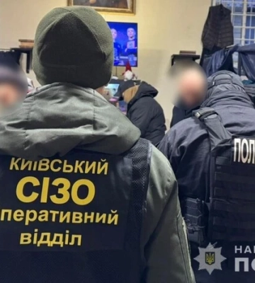 Передавали наркотики до Київського СІЗО й тероризували його утриманців: правоохоронці затримали угруповання