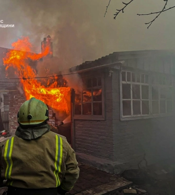 У Лебедині вогнеборці ліквідували загоряння житлового будинку (відео)