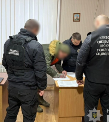 В Кривом Роге бывший чиновник ТЦК заработал около полумиллиона гривен на военнообязанных