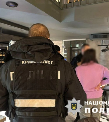 У центрі Києва сталася стрілянина в кафе, чоловіка розшукує поліція