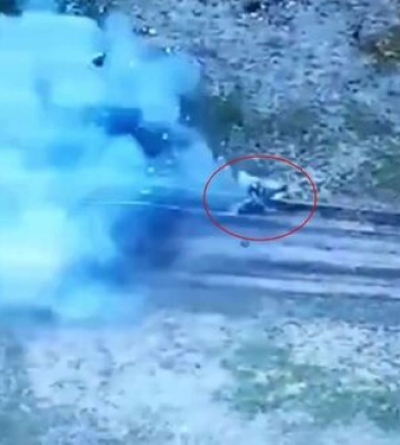 Окупант відлітає на кілька метрів після прильоту українського FPV-дрона. ВIДЕО