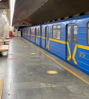 У Києві уламки дрона впали біля станції метро