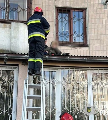 У Тернополі дитина випала з вікна багатоповерхівки. Фото