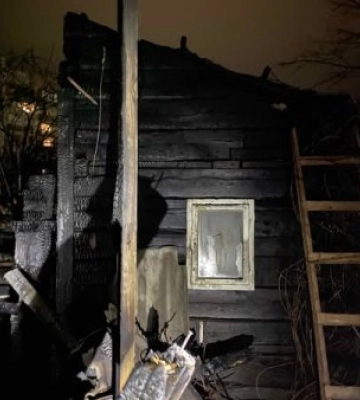 В Ужгороді згоріла надвірна споруда, в якій, за словами сусідів, часто ночували люди без постійного місця проживання