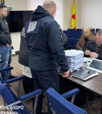 Закуповували неякісний одяг для військових: депутат міської ради на Кіровоградщині отримав підозру
