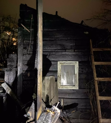 В Ужгороді згоріла надвірна споруда, в якій, за словами сусідів, часто ночували люди без постійного місця проживання