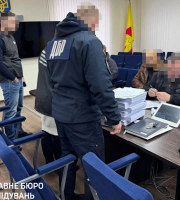 На Кіровоградщині депутата міськради підозрюють у закупівлі неякісного одягу для військових