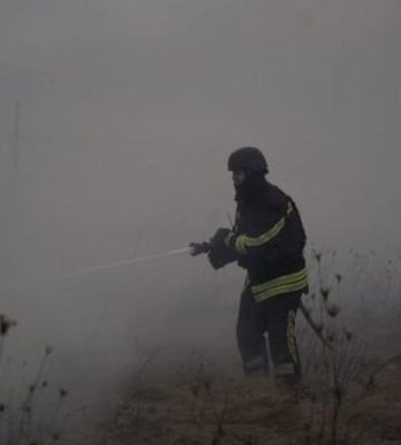 Атака &quot;Шахедів&quot; на Київ: ліквідовано пожежу на відкритій території у Деснянському районі. ФОТОрепортаж