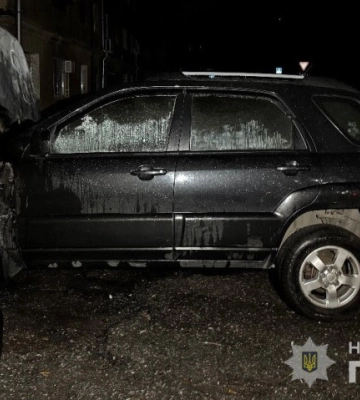 В Одесі двоє дівчат за грошову винагороду підпалювали автівки