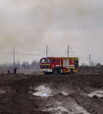 Рятувальники показали, як гасили пожежу через падіння БпЛА у Деснянському районі Києва 