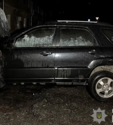 В Одесі затримали двох дівчат, які за гроші підпалювали автівки військових