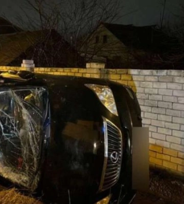 У Дніпрі підліток за кермом «Lexus»  злетів з дороги і перекинувся