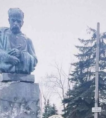 На ТОТ Донеччини загарбники понівечили пам’ятник Шевченку На ТОТ Донеччини загарбники понівечили пам’ятник Шевченку