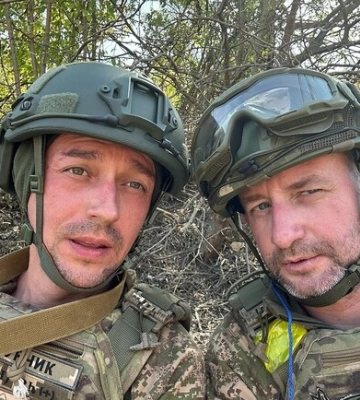 Сергей Жадан и Евгений Турчинов выпустили совместный сингл о "железном полковнике" Сергей Жадан и Евгений Турчинов выпустили совместный сингл о "железном полковнике"