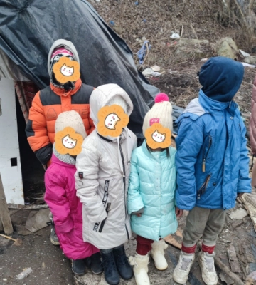 На Тернопільщині родина з п’ятьма дітьми живе у “халабуді” біля лісу (ФОТО)