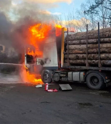 У Болехівській громаді загорілася кабіна вантажівки з деревиною