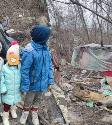 Ходили босиком и спали на земле: на Тернопольщине семья с 5 детьми жила в халабуде в лесополосе