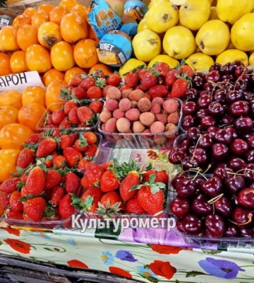 В Одесі на Привозі посеред зими продають черешню та полуницю