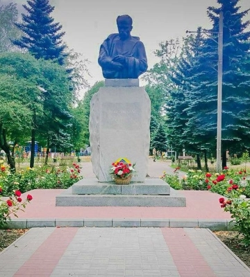 Фото: окупанти на Донеччині розстріляли пам’ятник Шевченку Фото: окупанти на Донеччині розстріляли пам’ятник Шевченку