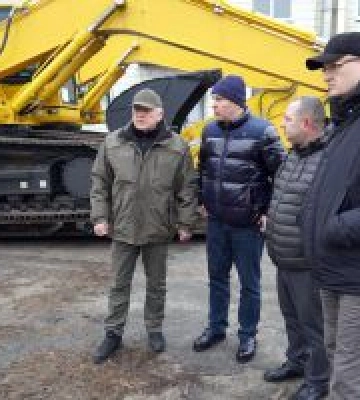 Іноземні партнери передали для громад Сумщини техніку для переробки сміття після ворожих руйнацій