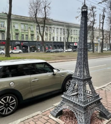 Маленька і темненька, але впізнавана: Дніпро прикрашає Ейфелева вежа