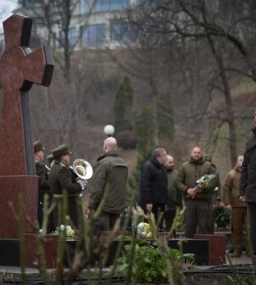 Зеленський на Аскольдовій могилі ушанував пам’ять Героїв Крут. ФОТОрепортаж