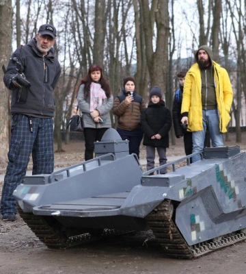 У Рівному юнаки та дівчата вчилися керувати різними видами дронів