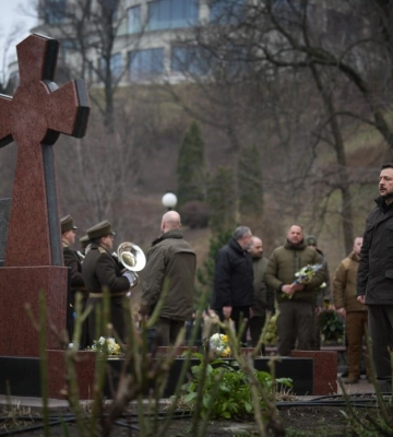 «Стримували наступ більшовиків понад 100 років тому»: Зеленський вшанував пам’ять Героїв Крут