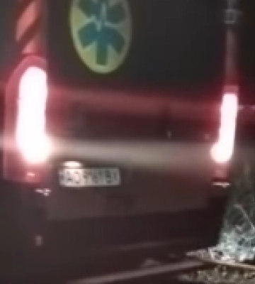 На Закарпатті медики пішки добиралися до хворого з судомами, а швидку витягав трактор