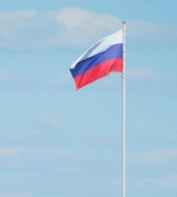 &quot;В вышиванке, но за русских&quot;: украинская учительница подняла над своей школой флаг России