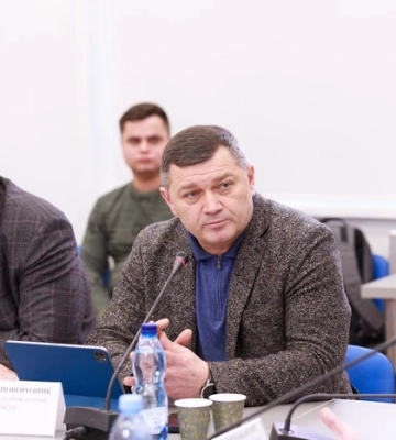 Зупиняти чи ні громадський транспорт у Києві під час тривог: чому немає зупинок-укриттів та що пропонують депутати