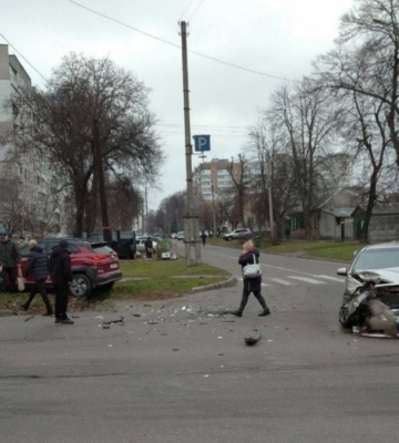 На перехресті у Черкасах зіштовхнулися два легковики