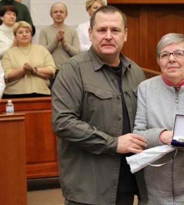 Під час сесії міськради Дніпра лікарям вручили заслужені відзнаки