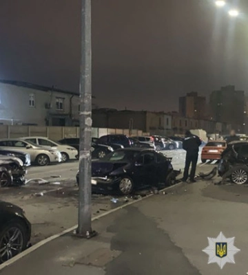 У Києві водій протаранив сім припаркованих автомобілів під час комендантської години