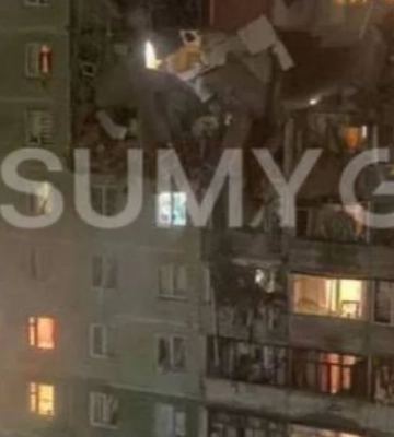 У Сумах безпілотник влучив у багатоквартирний будинок: з&#039;явилися перші подробиці. Фото